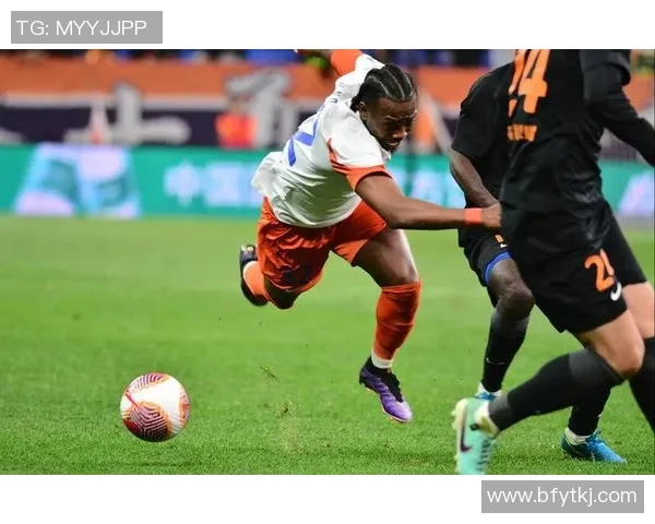 足球球星魅力无限：精选微信背景图展示球场英姿与风采